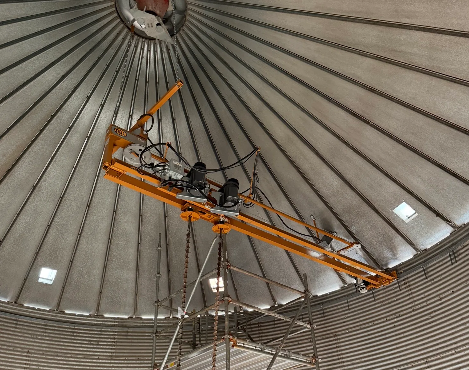 Grain stirring equipment and installation scaffolding inside a grain bin